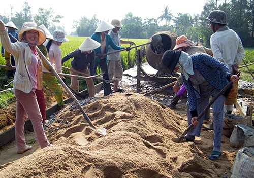 Đảng viên cùng nhân dân góp tiền bạc, công sức làm đường giao thông ở Bình Tú, Thăng Bình. Ảnh: NAM QUANG