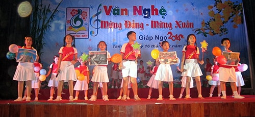 Một tiết mục trong đêm văn nghệ chủ đề “mừng Đảng - mừng Xuân” gây quỹ khuyến học của trường Tiểu học Trần Quốc Toản (Tam Kỳ).Ảnh: B.LÂM