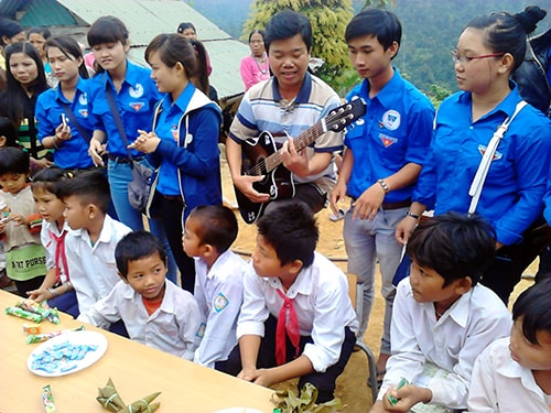 Các bạn sinh viên khoa Toán giao lưu văn nghệ với học sinh trường Tiểu học Zơ Nông. 