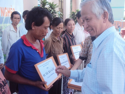 Trao phương tiện sản xuất cho hộ nghèo là cách làm được nhân rộng trong nhiều hội đoàn thể ở TP.Tam Kỳ.  Ảnh: D.L