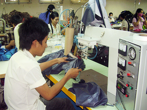 Nhiều doanh nghiệp may ở Quảng Nam chủ yếu gia công nên giá trị gia tăng không cao.