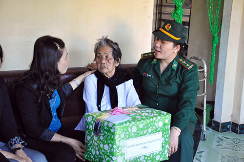 Đoàn công tác thăm, tặng quà cho mẹ Việt Nam anh hùng Huỳnh Thị Hồng.