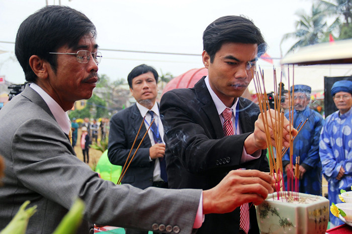 Representatives of local authority give incense sticks at the sacrificed ceremony.
