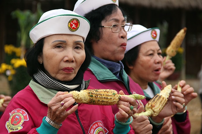 Enjoying free traditional dishes cooked from corncob.