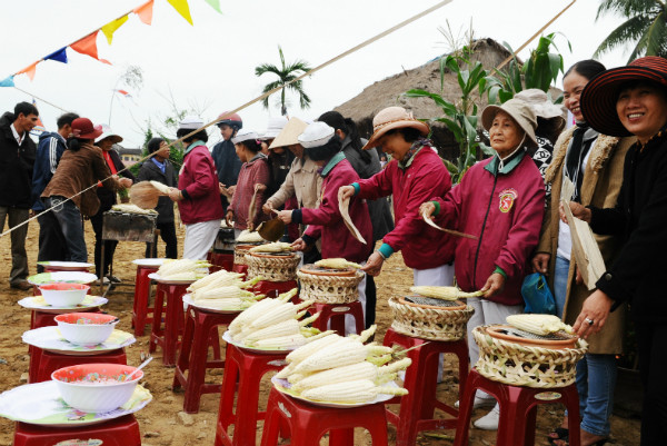 Cam Nam’s corn growers invite local and international visitors to enjoy their traditional product.