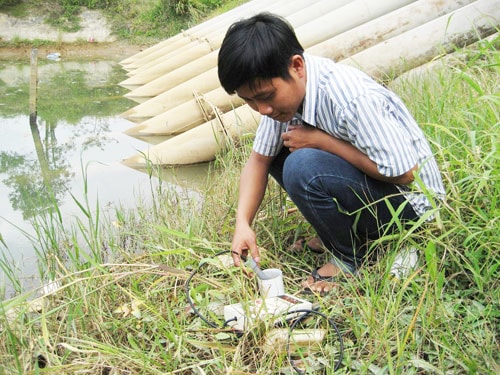 Đo nồng độ để thực hiện việc bơm lách mặn.  Ảnh: VĂN SỰ