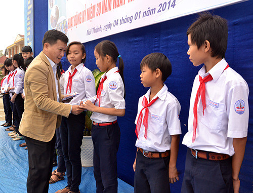 Bí thư Tỉnh đoàn - anh Thái Bình trao học bổng cho các em học sinh tại Núi Thành.