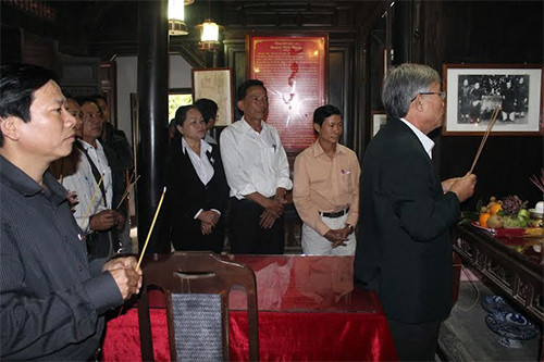 Đoàn tham gia hội nghị đến viếng hương Cụ Huỳnh Thúc Kháng.