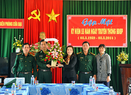 Đoàn cán bộ Hội LHPN và Bộ Chỉ huy BĐBP tỉnh tặng hoa chúc mừng ngày truyền thống của lực lượng Biên phòng.