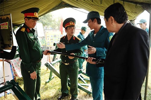 Lãnh đạo Bộ Chỉ huy quân sự tỉnh, TP. Hội An kiểm tra các loại vũ khí của lực lượng dân quân tự vệ tại đợt huấn luyện này. 