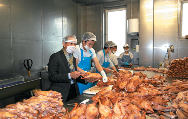 Nguyễn Ngọc Tấn cùng anh em công nhân tại phân xưởng vịt.