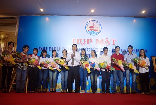 Lãnh đạo tỉnh trao hoa và bằng khen cho các cá nhân có đóng góp lớn trong phong trào đồng hương Quảng Nam – Đà Nẵng những năm qua.