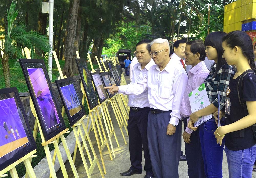 Song hành với buổi gặp mặt là việc trưng bày triển lãm gần 100 hình ảnh về quê hương Quảng Nam - Đà Nẵng trên đường phát triển.