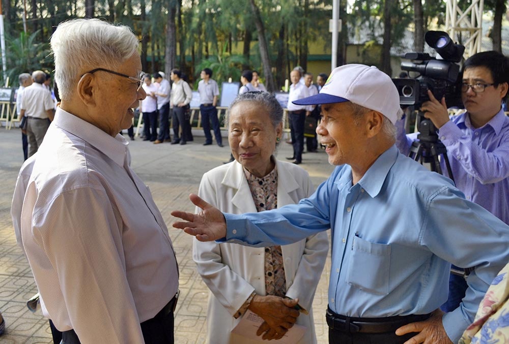 Các đồng hương cùng nhau kể về những kỷ niệm nơi quê nhà. Ảnh: VĂN NỞ