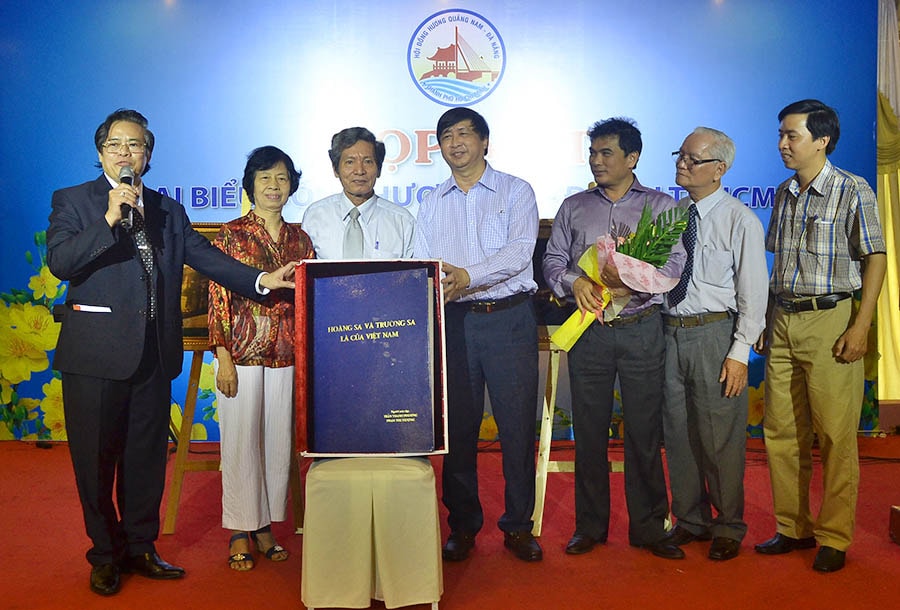 Ông Nguyễn Quang Hòa, Chủ tịch HĐQT Tập đoàn Điện máy - nội thất Thiên Hòa tặng UBND huyện Hoàng Sa (Đà Nẵng) Bộ sưu tập tư liệu và hình ảnh Hoàng Sa và Trường Sa là của Việt Nam. Ảnh: VĂN NỞ
