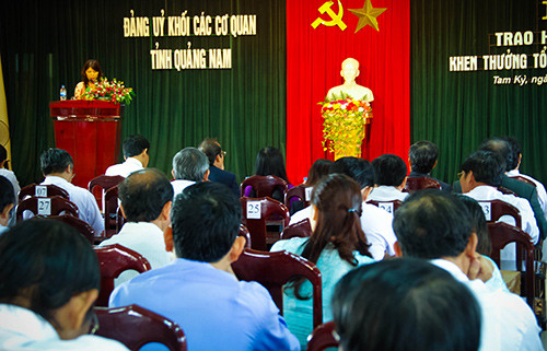 Đảng ủy Khối các cơ quan tỉnh tổ chức hội nghị tuyên dương khen thưởng tập thể, cá nhân thực hiện tốt việc “Học tập và làm theo tấm gương đạo đức Hồ Chí Minh” năm 2013. Ảnh: PH.GIANG