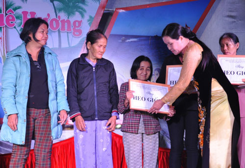 Hội LHPN xã Tam Thanh trao phương tiện sinh kế cho phụ nữ nghèo. 
