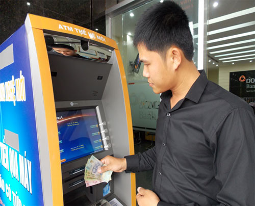 Khách hàng đang giao dịch tại máy ATM thế hệ mới của DongA Bank Quảng Nam.
