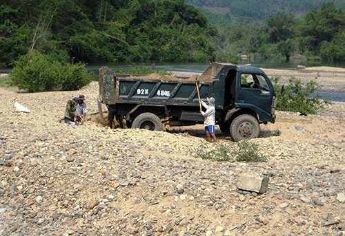 Ngang nhiên xúc cát sỏi đưa lên xe tải ben 92K 4846 tại ngầm Sông Khang thuộc thôn Phú Toản của xã Thăng Phước lúc 10 giờ 6 phút sáng 4.3.Ảnh: MAI NHI