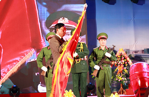 Chủ tịch UBND tỉnh Lê Phước Thanh gắn Huân chương lên cờ truyền thống của huyện Núi Thành.