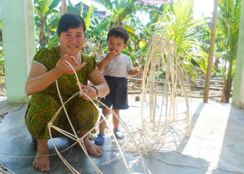 Chị Phạm Thị Nga, một trong những người con của làng Mỹ Nam vẫn đang níu giữ nghề làm gióng. Ảnh: Hoàng Yên