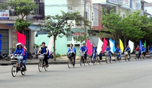 Sinh viên Trường Đại học Quảng Nam đi xe đạp kêu gọi bảo vệ môi trường.