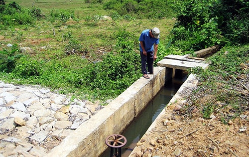 Cống áp lực xây thấp hơn mặt ruộng khiến nước không thể chảy về. Ảnh: Văn Sự