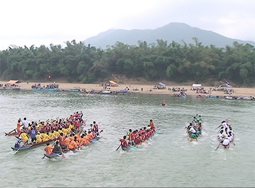 Các thuyền đua tranh tài. Ảnh: MINH THÔNG