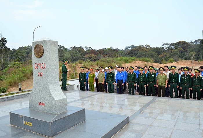 Bộ đội Biên phòng tuyên truyền về cột mốc biên giới.