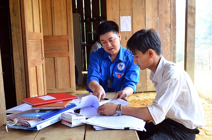 Đoàn trường Đại học Quảng Nam hướng dẫn nghiệp vụ văn thư lưu trữ cho cán bộ xã Chơ Chun.