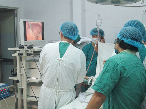 Ca phẫu thuật nội soi đầu tiên của Trung tâm y tế huyện Thăng Bình được tiến hành thành công chiều 11.3.