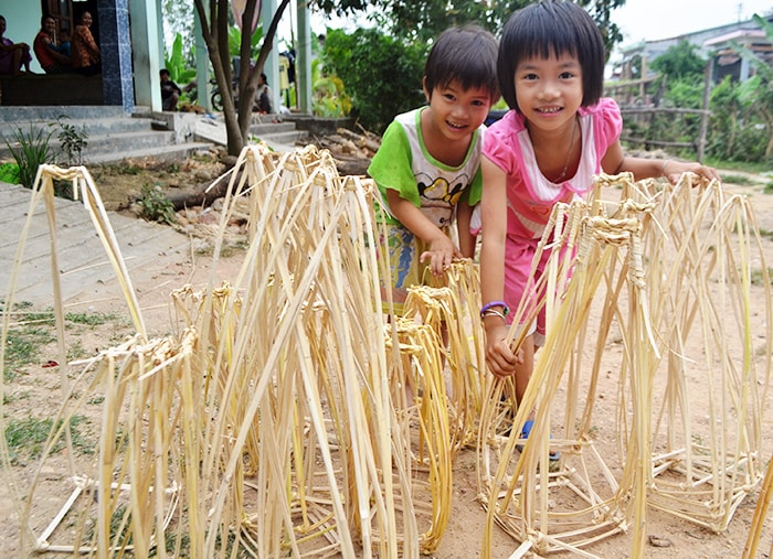 Tuổi thơ của những đứa trẻ làng Gióng Mỹ Nam lớn lên bên những chiếc gióng.