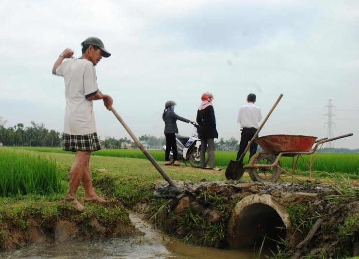 Nhân dân Thạch Hưng sửa sang lại đường bờ vùng, lắp đặt cống bi.