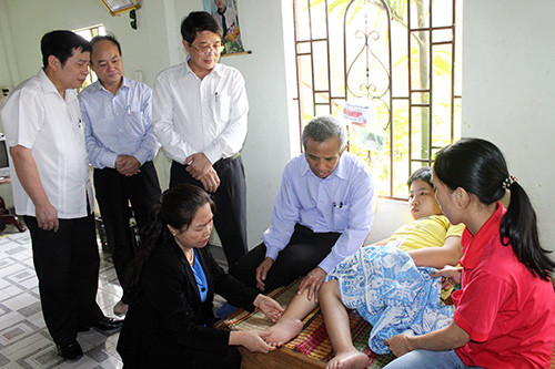 Chủ tịch Tổng LĐLĐ Việt Nam Đặng Ngọc Tùng và Bí thư Tỉnh ủy Nguyễn Đức Hải đến thăm và tặng quà trẻ em bị bệnh hiểm nghèo là con của công nhân lao động.