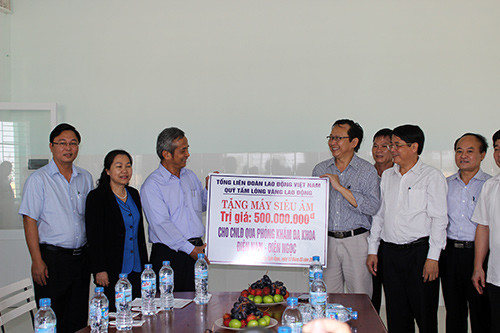 Chủ tịch Tổng LĐLĐ Việt Nam Đặng Ngọc Tùng tặng máy siêu âm cho công nhân lao động thông qua Phòng khám đa khoa Khu công nghiệp Điện Nam – Điện Ngọc.
