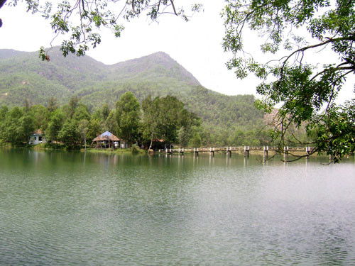 Hồ thủy điện Duy Sơn trong xanh thơ mộng. Ảnh: GIA KHANG