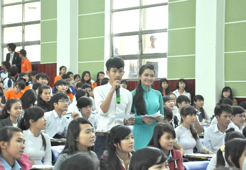 Hơn 800 học sinh đến tham dự chương trình “Đưa trường học đến thí sinh năm 2014”.