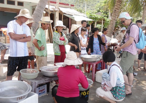 Người dân Bãi Hương (Cù Lao Chàm) chủ yếu bán hải sản cho khách Trung Quốc và nhận cả đồng Nhân dân tệ.  Ảnh: Ngọc Thảo