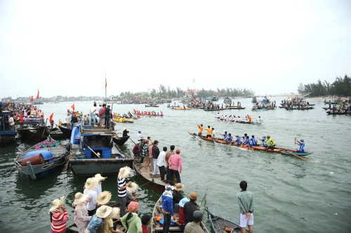 Các thuyền tranh tài.