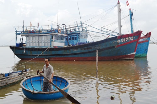 Ngư dân Quảng Nam chuẩn bị ra khơi.                                                                       Ảnh: Q. VIỆT