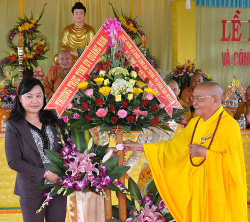 Trưởng ban Dân vận Tỉnh ủy Nguyễn Thị Kim Dung tặng hoa chúc mừng tại lễ khởi công trùng tu chùa Đạo Nguyên sáng 17.3.