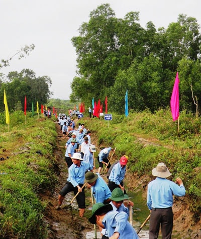 Cần khẩn trương ra quân nạo vét hệ thống kênh mương. Ảnh: VĂN SỰ