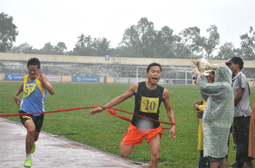 Huỳnh Phi Hải (số đeo 10) giành 2 HCV cho đoàn Tiên Phước ở nội dung 100m và  200m.