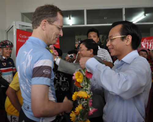 Phó Chủ tịch UBND TP. Đà Nẵng – Nguyễn Xuân An trao vòng hoa cho những cua-rơ về đích.