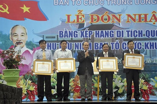 Phó trưởng Ban Tổ chức Trung ương trao tặng bằng khen cho các cá nhân có thành tích trong công tác thu thập tư liệu xây dựng hồ sơ khoa học về di tích. 