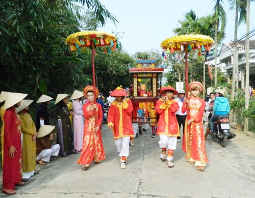 Đoàn rước sắc trong lễ hội Bà Thu Bồn đến nhà cụ Thái Văn Lịch để làm lễ.Ảnh: SONG ANH