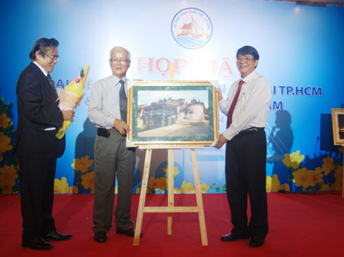 Bí thư Tỉnh ủy Quảng Nam - Nguyễn Đức Hải trao tặng bức tranh thêu “Chùa Cầu” cho Hội đồng hương Quảng Nam.  Ảnh: M.DUNG