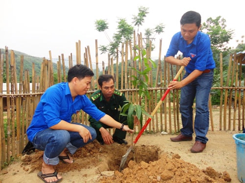 Một tốp kỹ sư nông nghiệp hướng dẫn người dân kỹ thuật trồng cây ăn trái và trồng thí điểm 20 gốc xoài ghép, mít tố nữ.