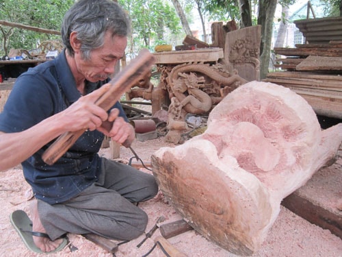 Ông Choát say sưa tạo tác phẩm.