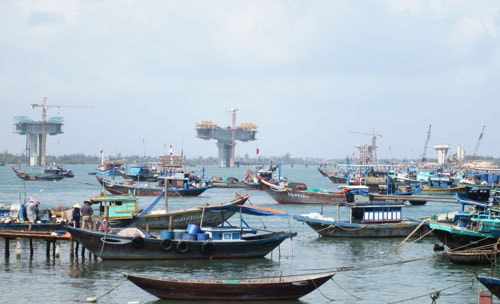 Tờ mờ sáng, tàu thuyền chở đầy hải sản cùng nhau cập bến. Ảnh: Thành Nhi